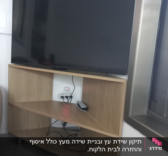 טלוויזיה על מדף עץ בפינת חדר
